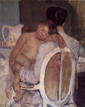 メアリー・カサット Painting - 子供を腕に抱く母親 母親の子供たち メアリー・カサット